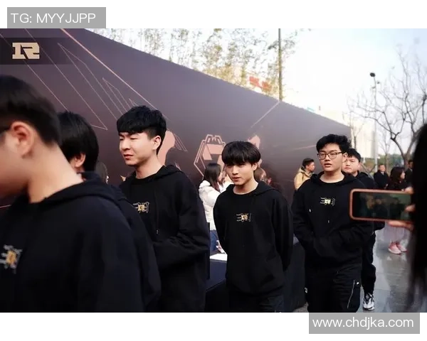 RNG战队的蜕变与成长:英雄联盟中的传奇转型之旅 RNG战队的蜕变与成长:英雄联盟中的传奇转型之旅